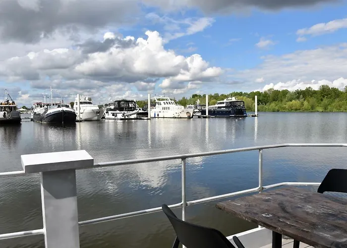 Cozy Floating Boatlodge "Maastricht".