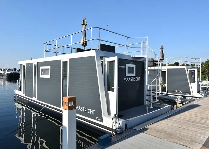 Cozy Floating Boatlodge "Maastricht".